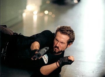 Ryan Reynolds in una scena action di Blade: Trinity