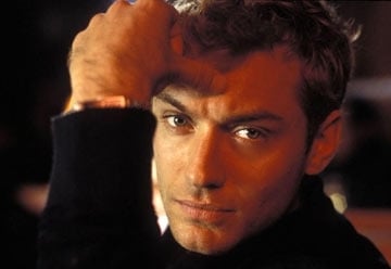 Jude Law in una scena di Alfie