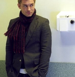 Jude Law in una scena di Alfie