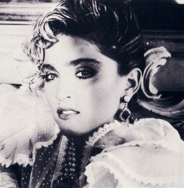 Madonna in una foto promozionale per il suo secondo album, Like a Virgin