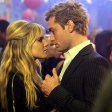 Sienna Miller con Jude Law n una scena di Alfie