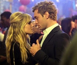 Sienna Miller con Jude Law n una scena di Alfie