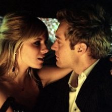 Sienna Miller e Jude Law n una scena di Alfie
