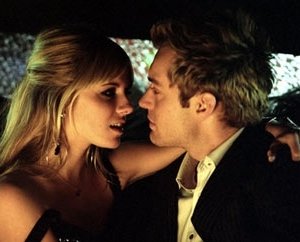 Sienna Miller e Jude Law n una scena di Alfie
