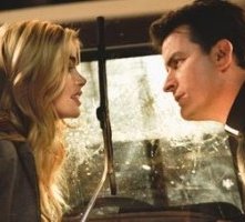 Denise Richards e Charlie Sheen in una scena di Scary Movie 3