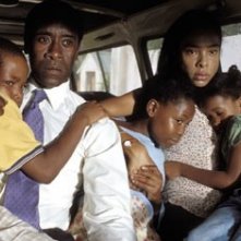 Don Cheadle e Sophie Okonedo in una scena di Hotel Rwanda