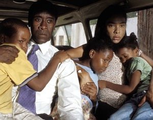 Don Cheadle e Sophie Okonedo in una scena di Hotel Rwanda
