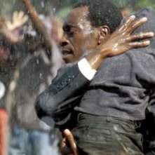 Don Cheadle in una scena di Hotel Rwanda