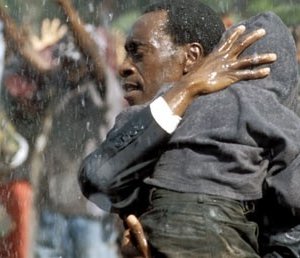 Don Cheadle in una scena di Hotel Rwanda