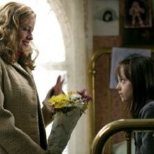 Elisabeth Shue e Dakota Fanning in una scena di Nascosto nel buio