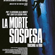 La locandina italiana di La morte sospesa - Touching the void