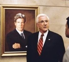 Leslie Nielsen in una scena di Scary Movie 3