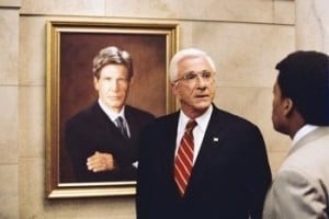 Leslie Nielsen in una scena di Scary Movie 3