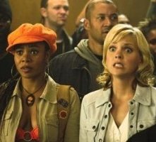 Regina Hall e Anna Faris in una scena di Scary Movie 3