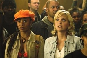 Regina Hall e Anna Faris in una scena di Scary Movie 3