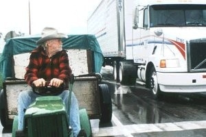 Richard Farnsworth in una scena di Una Storia Vera