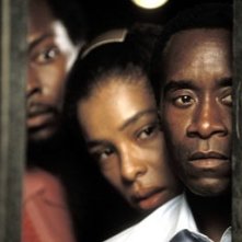 Sophie Okonedo e Don Cheadle in una scena di Hotel Rwanda