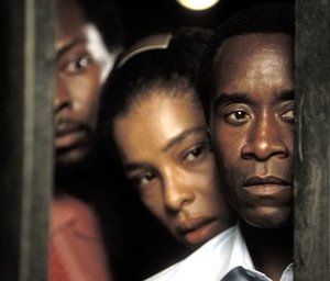 Sophie Okonedo e Don Cheadle in una scena di Hotel Rwanda