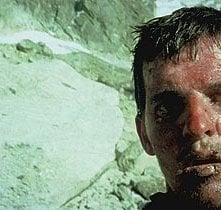 Brendan Mackey in una scena di Touching the Void
