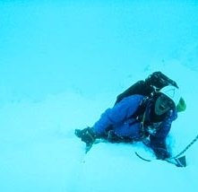 Brendan Mackey in una scena di Touching the Void