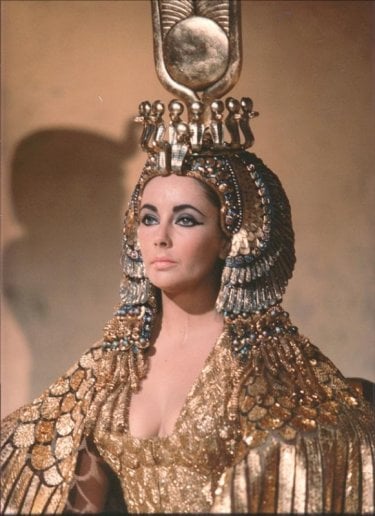 Elizabeth Taylor in una scena di Cleopatra