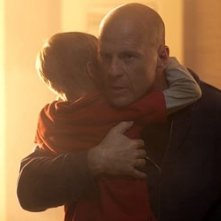 Jimmy Bennett e Bruce Willis in una scena di Hostage