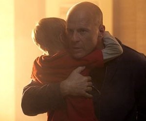 Jimmy Bennett e Bruce Willis in una scena di Hostage