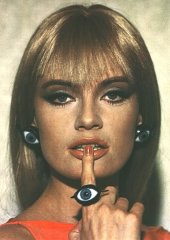 1964: Marisa Mell con un'insolita parure di gioielli