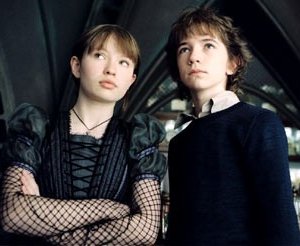 Emily Browning e Liam Aiken in una scena di Lemony Snicket - Una serie di sfortunati eventi