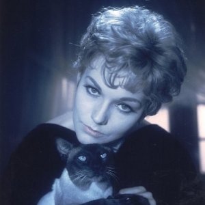 Kim Novak in una foto promozionale per Una strega in paradiso