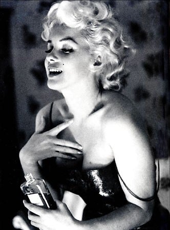 Marilyn Monroe in una foto leggendaria, quella per il profumo Chanel