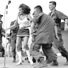 South Vietnam, dicembre 1967: Raquel Welch balla con alcuni soldati invitati sul palco durante lo show natalizio di Bob Hope