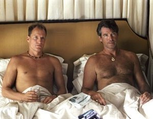 Woody Harrelson e Pierce Brosnan in una scena di After the sunset