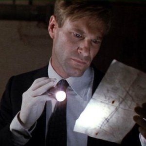 Aaron Eckhart in una scena di Suspect Zero