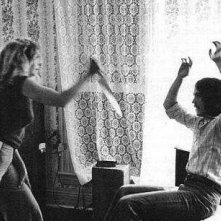 Debra Hill e John Carpenter discutono sulla scena dell'omicidio di Judith Myers sul set di Halloween
