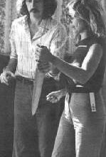 Debra Hill e John Carpenter discutono sulla scena dell'omicidio di Judith Myers sul set del film Halloween