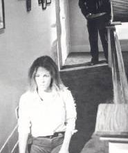 Jamie Lee Curtis ed in fondo Nick Castle sul set di Halloween