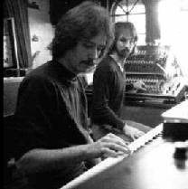 John Carpenter e Alan Howarth lavorano sulla colonna sonora di Halloween III - Il signore della notte