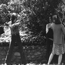 John Carpenter spiega una scena a P. J. Soles, Jamie Lee Curtis e Nancy Kyes sul set di Halloween