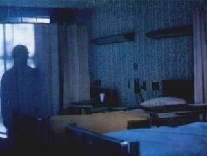 L'ombra di Michael Myers incombe minacciosa in Halloween II - il signore della morte