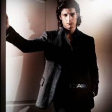 Louis Garrel in una foto per la campagna di Armani ispirata a 'The Dreamers