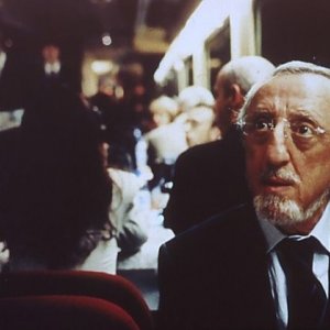 Carlo Delle Piane in una scena di Tickets