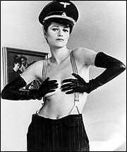 Charlotte Rampling in una scena de Il portiere di notte