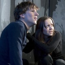 Jesse Eisenberg e Christina Ricci in una scena di Cursed