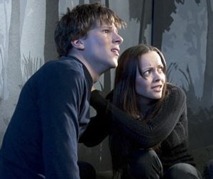 Jesse Eisenberg e Christina Ricci in una scena di Cursed