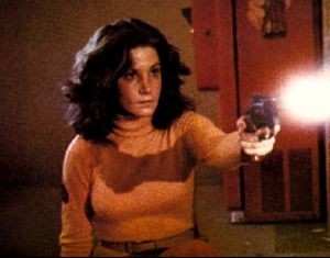 Laurie Zimmer è la bella agente Leigh