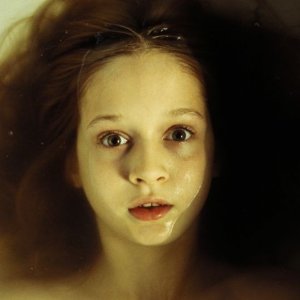 Sophie Stuckey in una scena di The Dark (2005)