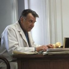 Tome Wilkinson è il dottor Howard Mierzwiak