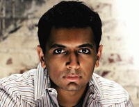 Un intenso primo piano di M. Night Shyamalan