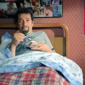 Fabio Volo a letto nel film La febbre